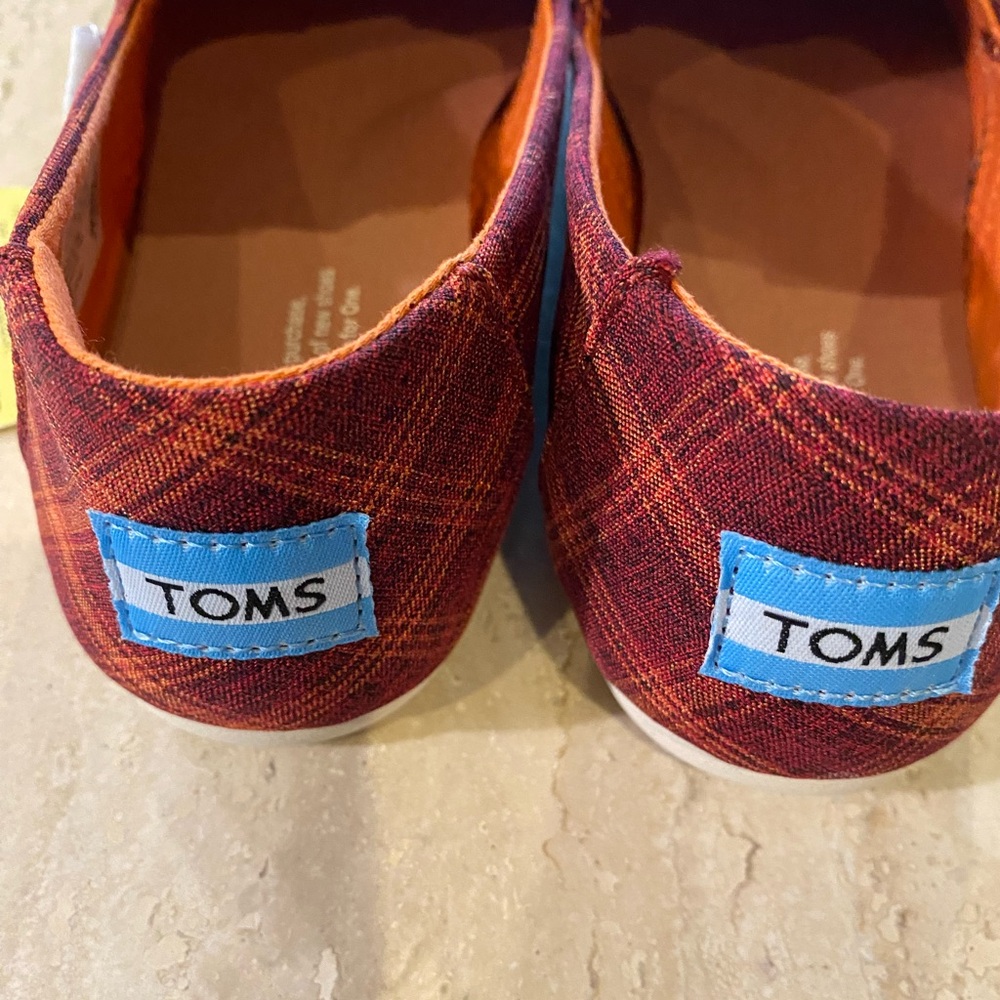 🤩Host Pick🤩 NWT NIB Tom Classic Red Plaid Slip On Shoes, 7.5 - Picture 6 of 10
